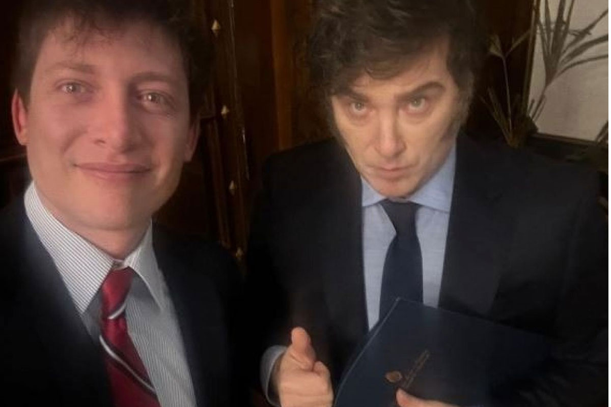 Milei hace equilibrio entre las operaciones cruzadas de Karina y Santiago Caputo